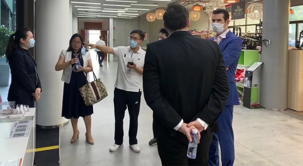 透明屏_奥地利外交部官员一行莅临光子晶体参观